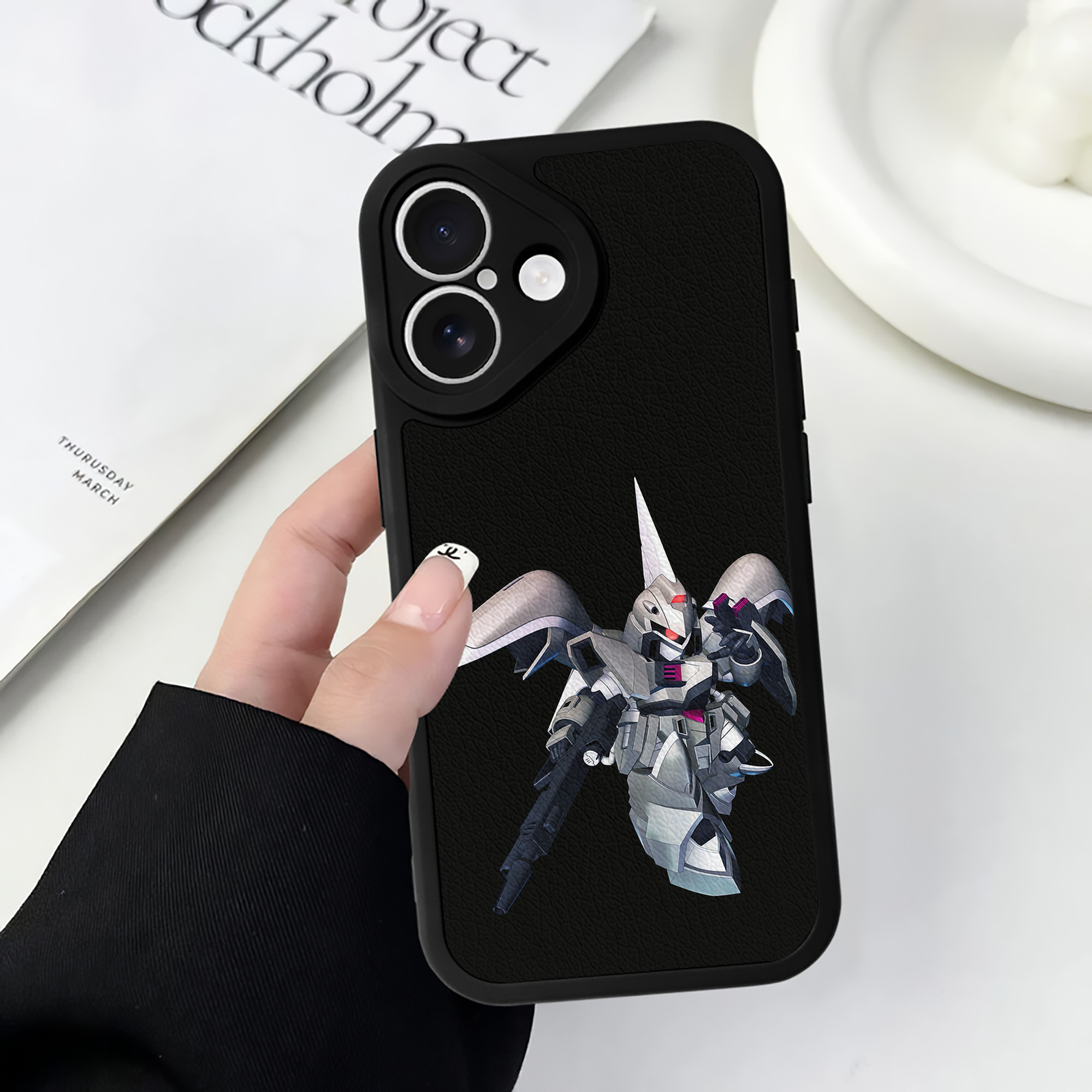 （画像用） 機動戦士ガンダム Mobile Suit Gundam 【iPhone 16シリーズ対応】シリコンスマホケース（レザー調） 材質：シリコン
